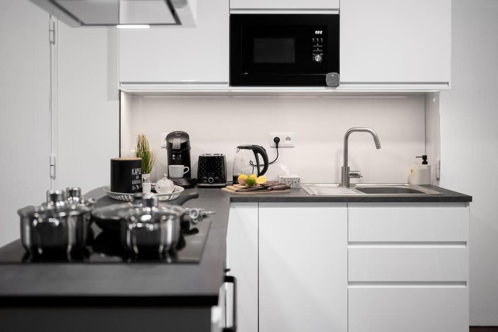 3b Bright Beautiful Newly Renovated 3br Apartment *